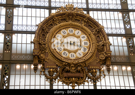 Grosse horloge dans le musée d'Orsay, Paris Banque D'Images