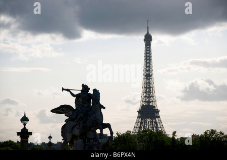 Silhouette de la Tour Eiffel, Paris, France, Europe Banque D'Images