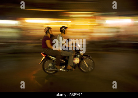 Moto et famille à la nuit à Hanoi, Vietnam Banque D'Images