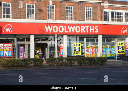 Décembre 2008, Londres, Royaume-Uni. Woolworths stocke la chaîne dans l'administration. Image : Woolworths dans le centre-ville de Morden, au sud-ouest de Londres Banque D'Images