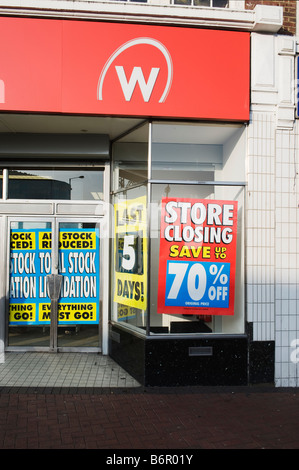 Décembre 2008, Londres, Royaume-Uni. Woolworths stocke la chaîne dans l'administration. Image : Woolworths dans le centre-ville de Morden, au sud-ouest de Londres Banque D'Images