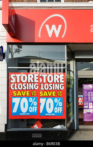 Décembre 2008, Londres, Royaume-Uni. Woolworths stocke la chaîne dans l'administration. Image : Woolworths dans le centre-ville de Morden, au sud-ouest de Londres Banque D'Images