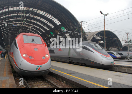 Les nouveaux trains à grande vitesse ETR 500 l'Eurostar à la gare centrale de Milan, juste la "Flèche Rouge" Banque D'Images