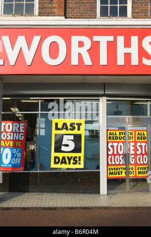 Décembre 2008, Londres, Royaume-Uni. Woolworths stocke la chaîne dans l'administration. Image : Woolworths dans le centre-ville de Morden, au sud-ouest de Londres Banque D'Images