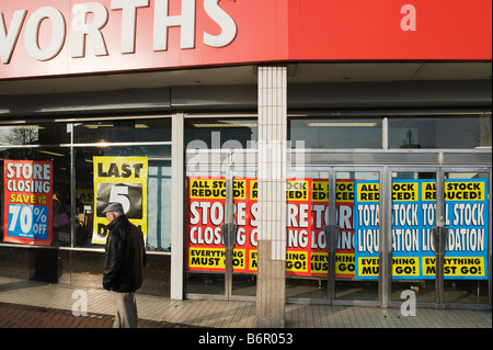 Décembre 2008, Londres, Royaume-Uni. Woolworths stocke la chaîne dans l'administration. Image : Woolworths dans le centre-ville de Morden, au sud-ouest de Londres Banque D'Images