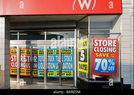 Décembre 2008, Londres, Royaume-Uni. Woolworths stocke la chaîne dans l'administration. Image : Woolworths dans le centre-ville de Morden, au sud-ouest de Londres Banque D'Images