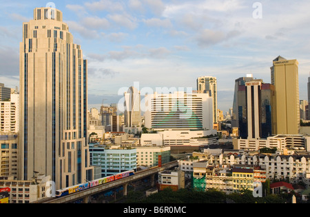 SKYTRAIN DE BANGKOK SKYLINE THAÏLANDE Mass Transit Railway TRAIN SYSTÈME TRANSPORT HOMER SYKES Banque D'Images