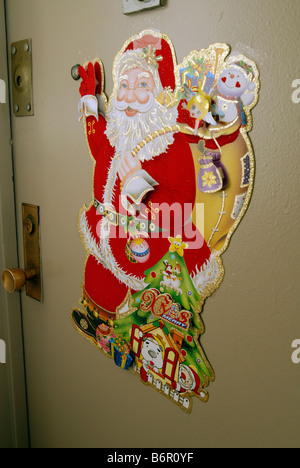 Père Noël décore une porte de l'appartement à New York, le vendredi 12 décembre 2008 Richard B Levine Banque D'Images