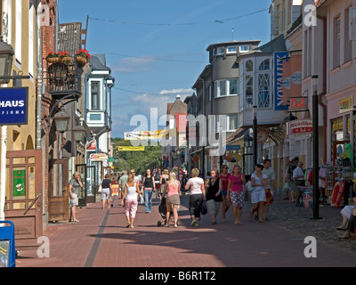 Rue commerçante avec beaucoup de gens dans le centre-ville ville Rüütli Pärnu Estonie Etats baltes Banque D'Images