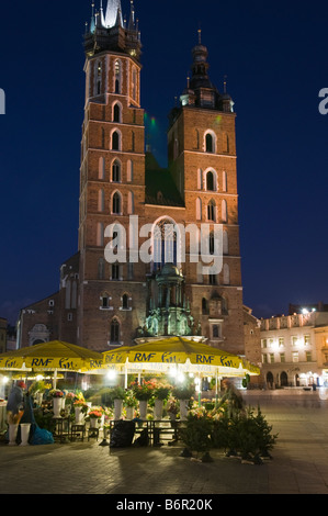 L'église St Mary et stands de fleurs Pologne Cracovie Banque D'Images