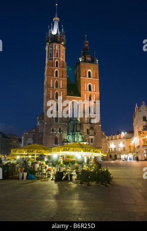 L'église St Mary et stands de fleurs Pologne Cracovie Banque D'Images