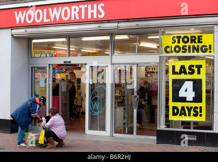 Les fermetures de magasin Woolworths dans toute la Grande-Bretagne. Les forces du climat économique de la fermeture de la célèbre magasins sur l'high street. Banque D'Images