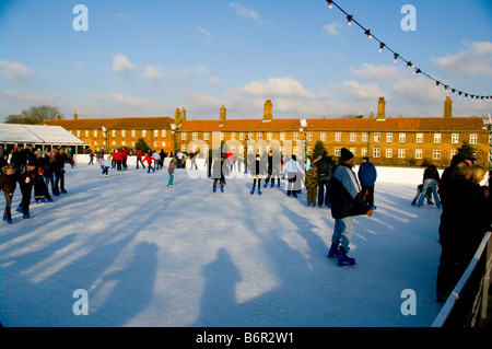 Patineurs de Hampton Court Palace piscine patinoire de Noël Banque D'Images