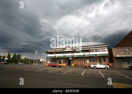 Un orage plane sur l'Hôtel de l'Australie dans le nouveau pays de Galles du Sud ville de Wingham Banque D'Images