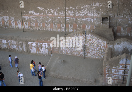 Les étudiants en archéologie sur les frises excursion, Huaca de la Luna, près de Trujillo, Pérou Banque D'Images