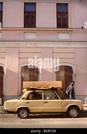 Une voiture LADA AVEC LE BOIS TRANSPORTÉE SUR LE TOIT À Szeged en Hongrie Banque D'Images