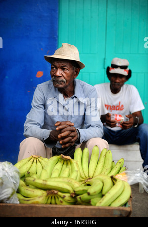 Un monsieur âgé LA VENTE DE BANANES DANS UN MARCHÉ À CASTRIES ST LUCIA Banque D'Images