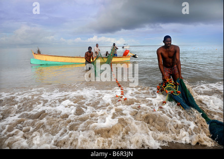 Les pêcheurs artisanaux nettoyer leurs filets AU LARGE DE LA PLAGE DE LA MORGAN BAY RESORT PRÈS DE CASTRIES ST LUCIA Banque D'Images