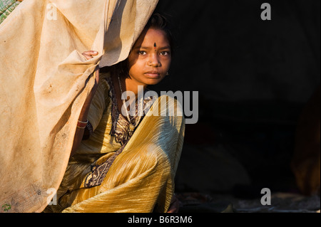 Les pauvres Indiens nomades fille assise à l'intérieur de la tente accueil dans la campagne de l'Inde rurale. L'Andhra Pradesh, Inde Banque D'Images