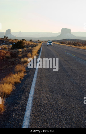Une voiture roulant sur l'autoroute à Monument Valley, Utah, USA. Banque D'Images