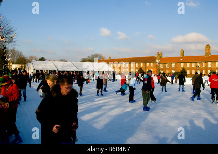 Patineurs de Hampton Court Palace piscine patinoire de Noël Banque D'Images