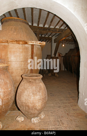 Ancienne grande amphore bols dans terra cota. cave espagnol Mas Que Vinos 25111 verticale Banque D'Images