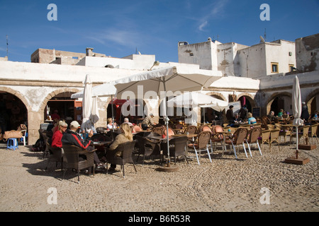 Essaouira Maroc afrique du nord de décembre, un certain nombre de cafés en plein air dans une cour de la vieille ville Banque D'Images