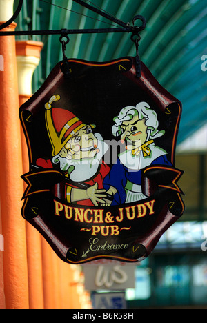 Punch et Judy Pub Sign dans le jardin de Covent, Londres Grande-Bretagne Banque D'Images