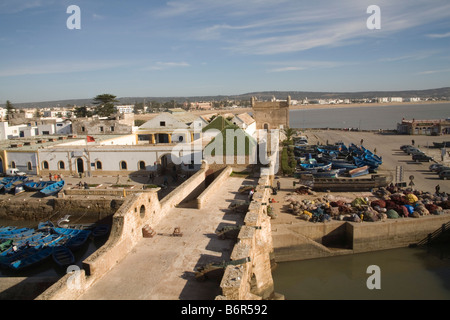 Essaouira Maroc Afrique du Nord à décembre le long des remparts de la vieille ville vers les plages de sable de la ville nouvelle Banque D'Images