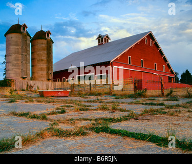 Siècle, ancienne grange avec un toit à pignons , coupole et silos dans le nord-ouest de Washington Banque D'Images