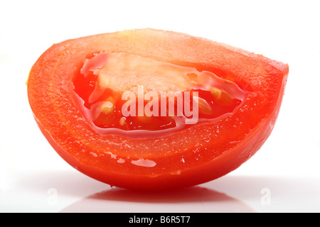 Morceau de tomate Jus libre isolé sur fond blanc Banque D'Images