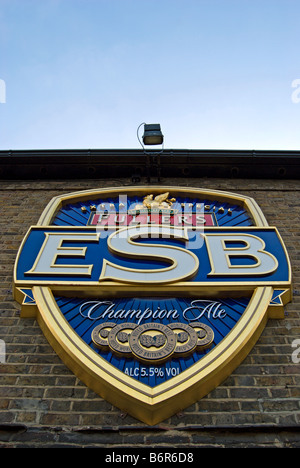 Esb, ou extra special bitter, logo sur le mur de Fuller's Griffin Brewery, Chiswick, à l'ouest de Londres, Angleterre Banque D'Images