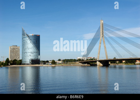 Tour moderne et Vanu Bridge Daugava Riga Lettonie Banque D'Images