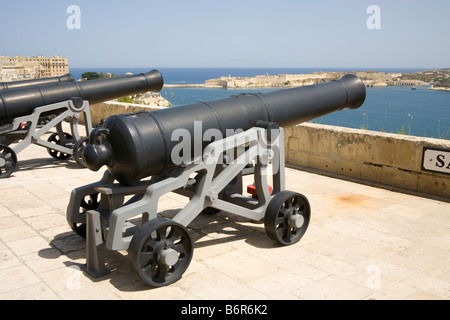 Canons, le Noon Day Gun, saluant la batterie, la Barracca Gardens, et le Grand Port, La Valette, Malte Banque D'Images