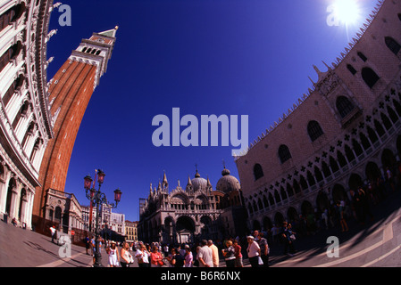 Les touristes sur la Place St Marc à Venise, Italie, avec clocher Campanile, Basilica di San Marco et le Palais des Doges (Palazzo Ducale). Banque D'Images