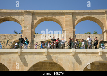 Les touristes visitant la région de Barracca Gardens Noon Day Gun pour tirer sur la batterie de salut, La Valette, Malte Banque D'Images