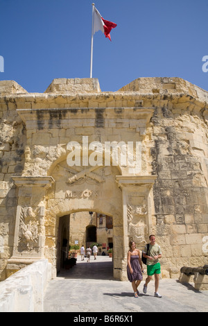 Les touristes visitant le Musée de la guerre, à Malte, La Valette, Malte Vittoriosa Banque D'Images