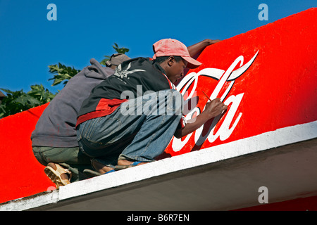 Logo Coca Cola mise en peinture sur façade dans Antsirabe Antananarivo Madagascar Coca Cola Schriftzug wird auf gemalt La Façade Banque D'Images