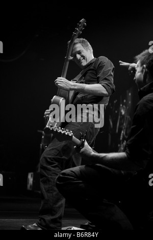 Bryan Adams en live sur la scène du LG Arena Birmingham UK 11 au cours de la tour 2008 Banque D'Images