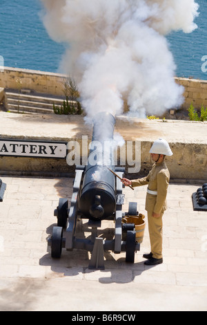 Tirs de fusil, le midi à la batterie, Upper Barracca Gardens, La Valette, Malte Banque D'Images