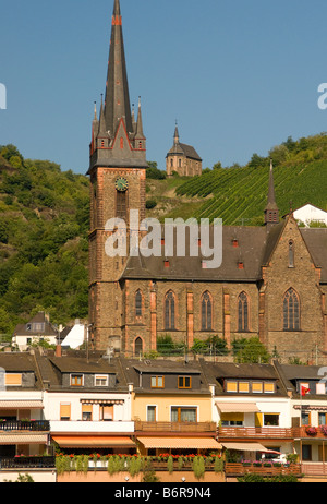 L'église du village et Lorchhausen petite chapelle dans vignoble de la région de Rheingau Banque D'Images