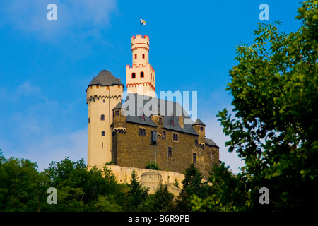 Forteresse de Marksburg surplombant la rivière du Rhin moyen près de Kobern-gondorf Banque D'Images