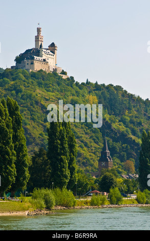 Forteresse de Marksburg surplombant la rivière du Rhin moyen près de Kobern-gondorf Banque D'Images