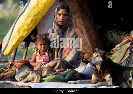 Les Indiens nomades très pauvres la mère et l'enfant en dehors de leur tente dans la lumière du soleil du matin. L'Andhra Pradesh, Inde Banque D'Images