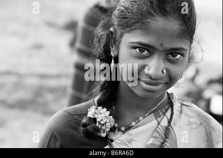 Les Indiens nomades pauvres teenage girl portrait. L'Andhra Pradesh, Inde. Focus sélectif. Le noir et blanc Banque D'Images