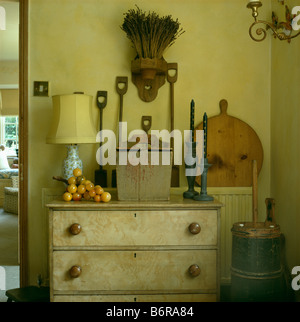 Lampe et l'armoire miniature sur old pine commode en jaune pâle hall Banque D'Images