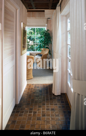 Carrelage en céramique marron blanc étroit couloir hall avec vue sur le salon Banque D'Images