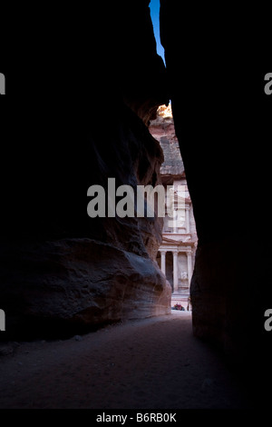 Vue de l'ancienne Petra au Conseil du Trésor (Al khazneh) comme vu par le siq étroite route d'accès. Banque D'Images