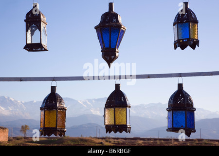 Lanternes à vendre Marrakech Maroc avec suspendu au-delà des montagnes du Haut Atlas Banque D'Images