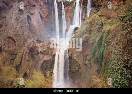 Cascades d'Ouzoud Maroc Azilal Tanaghmeilt d'Ouzoud le courant rapide de la rivière El Abid dans gorge située dans le Moyen Atlas Banque D'Images